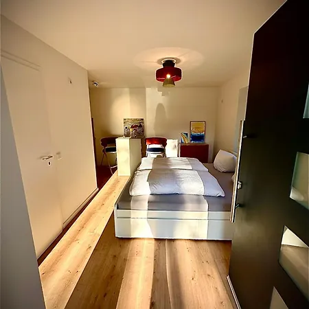 Stylisches See-studio Mit Badezugang & Garten Apartment